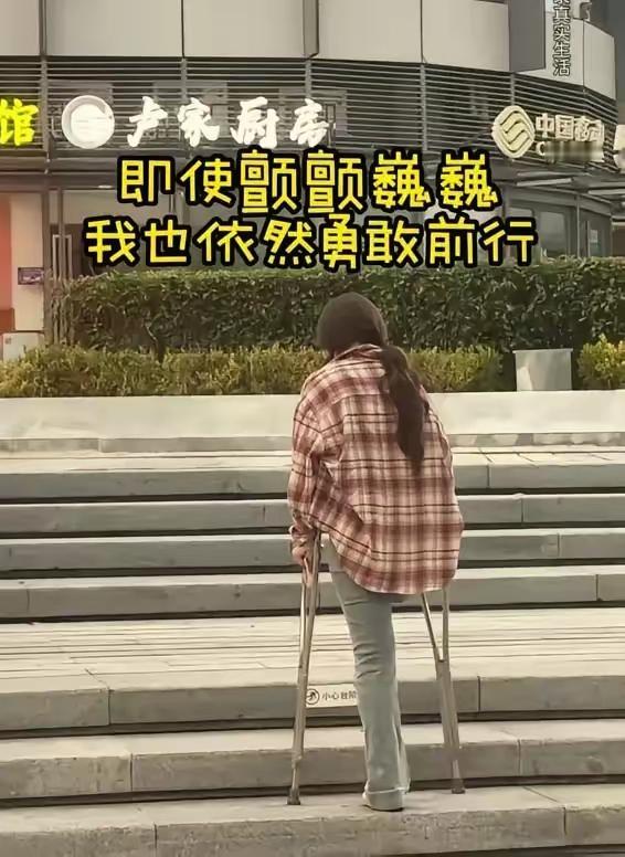 2021年，女孩骨癌，被父亲嫌弃是累赘，与她断绝了所有联系。女孩为了活命，病情