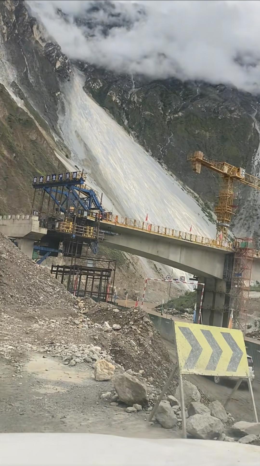 219国道丙察察路段大流沙消失了！新线路沥青已铺好，彻底绕开此路段！新线路选