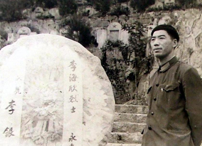 1984年，我军的一名排长在山中巡逻，遇到对面三名解放军战士向他走来，并向他打招