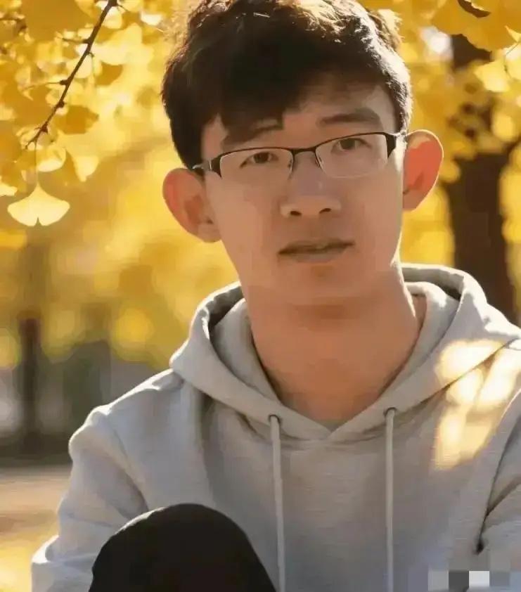 2015年，河北衡水中学文科状元刘嘉森以673分考入北大时，对着镜头抛出一句扎心