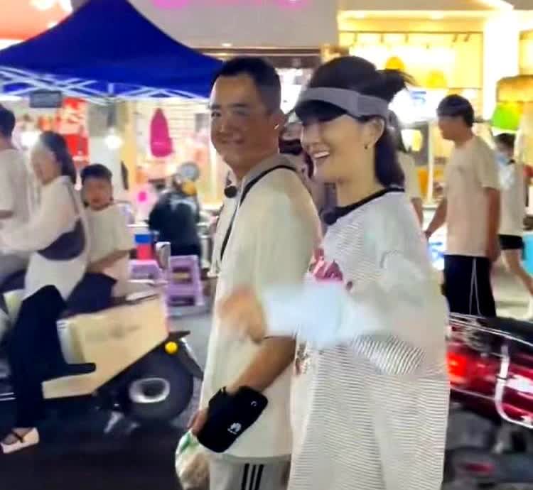 张杰！快看看看，这是你老婆吗？她怎么挽着别的男人的胳膊逛街呢？本来以为是