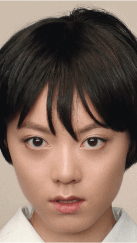 好消息是：赵今麦Miumiu物料出花絮动图了。坏消息是：动图比宣传大图更加一言难