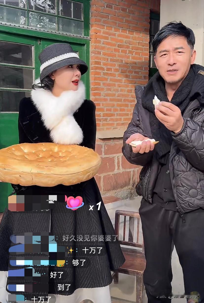 郭晓东和程莉莎两口子直播，人数达到五万人，郭晓东用大铁锅熬的羊汤，是从早上开始熬