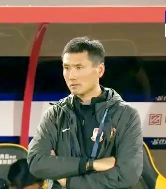 网传足协可能考虑让本土教练来执教国家队，这应该说是中国足球的一大进步，因为在过去