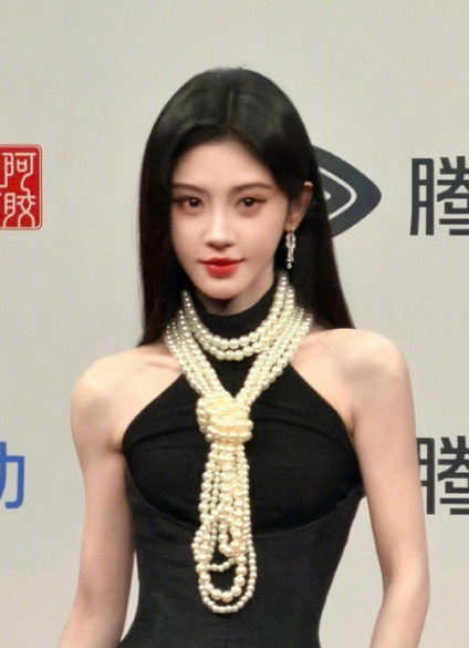 鞠婧祎美神降临！鞠婧祎亮相星光大赏红毯，这美貌绝了​​​