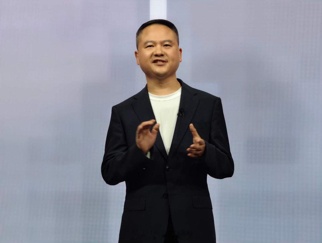 在荣耀CEO李健之后，小米SVP兼国际部总裁上台致辞。小米汽车交付超过80万。小