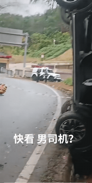 视频中，男子反复强调，“不是我开的，是女司机开的。”但凡这个水沟再宽一点，车子
