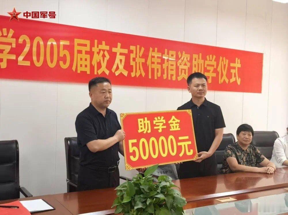 连救五人后他又捐奖金连救四人，体能耗尽的中国军人张伟，给苦苦劝他“不要下水”的母