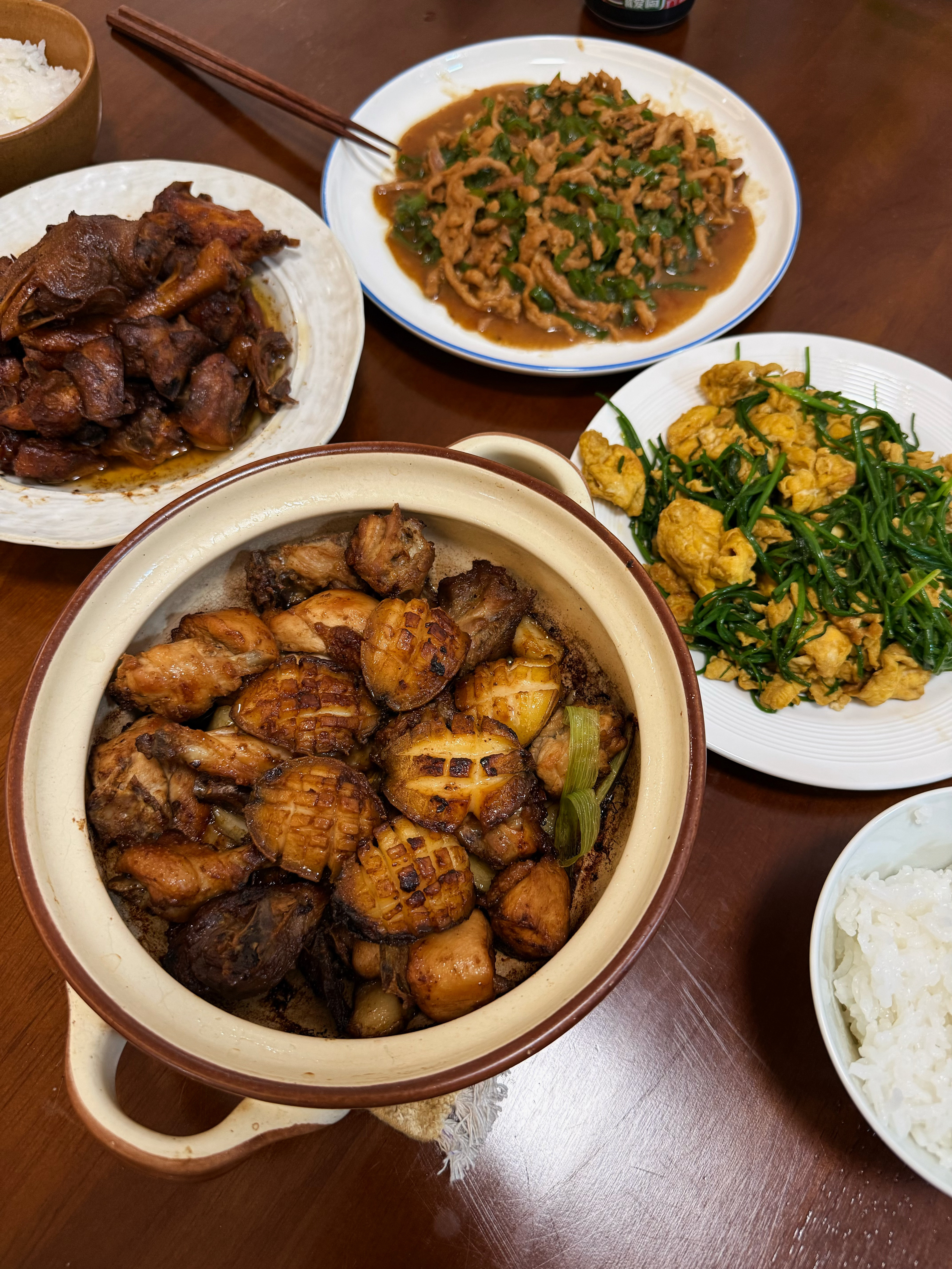晚饭整成宵夜了，鲍鱼鸡煲有点整糊了[doge]随心所旭​​​