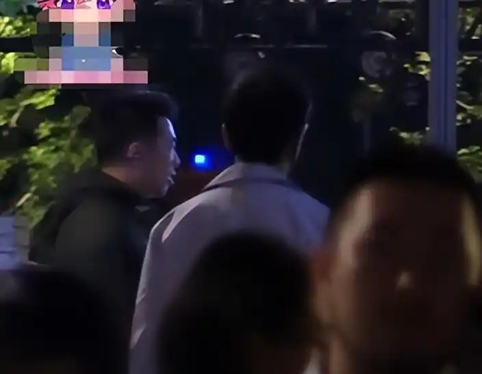 慌了，曝黄晓明深夜与佳人约会！饭后直奔KTV，女方高鼻大长腿颜值出众