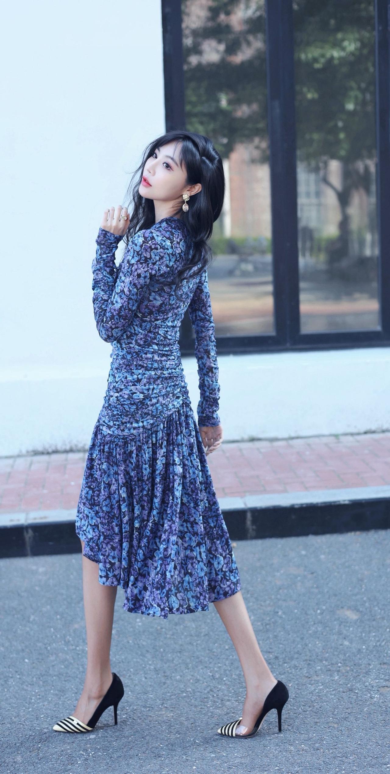 什么样的女人让人欲罢不能?自带氛围感的蓝调碎花裙，褶皱里藏着精致，裙摆处溢出优雅