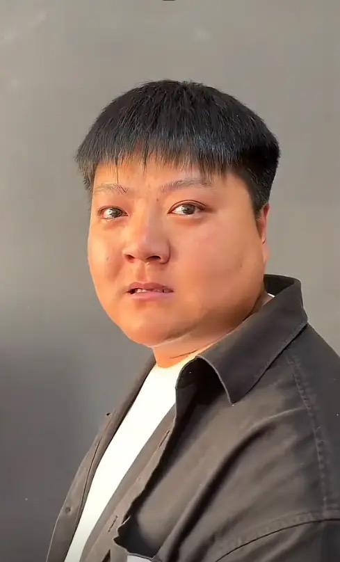 河南省“第一网红”大圆哥，抖音粉丝2300万，本名杨为园，1996年出生，河南商