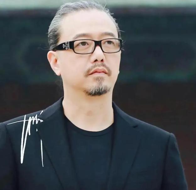 2005年，张延发现自己怀孕。她给老公张锦程打电话报喜，但张锦程却态度冷淡：“我