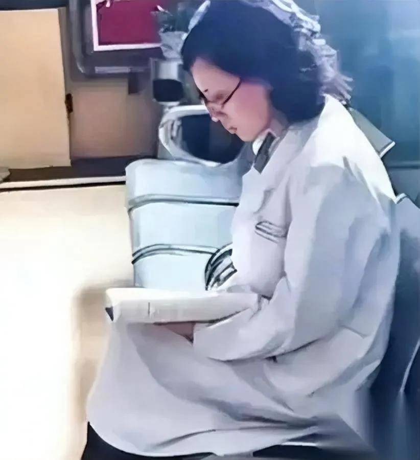 她穿白大褂坐走廊800天同事见她都绕道背后藏着啥惊人秘密？2009年