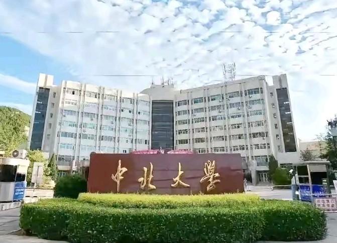 昨天去参加表姐儿子的升学宴，酒席中途，表姐夫端着酒杯一桌桌敬酒，轮到我们这桌时，