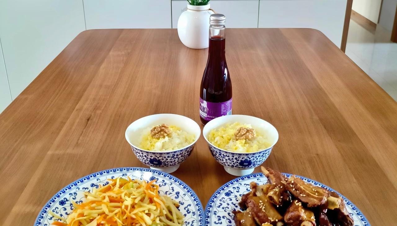 我贼稀罕我家儿媳。她每天下班回来就往床上一躺，不洗衣不做饭，就等着吃，花钱