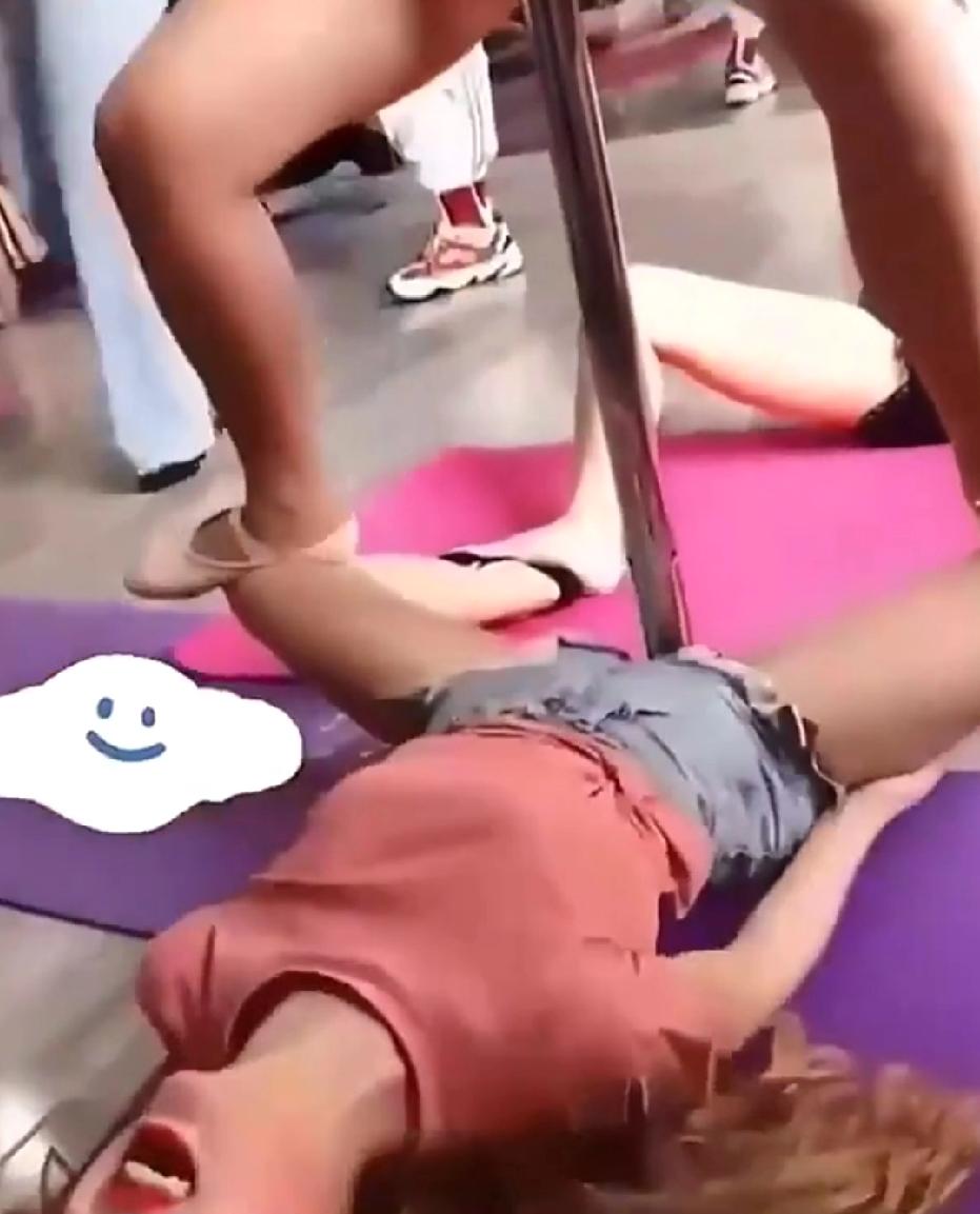 脸都涨红了，估计走路都不利索了，这经历谁懂！就像我上次在健身房拉伸腿部，用力过度