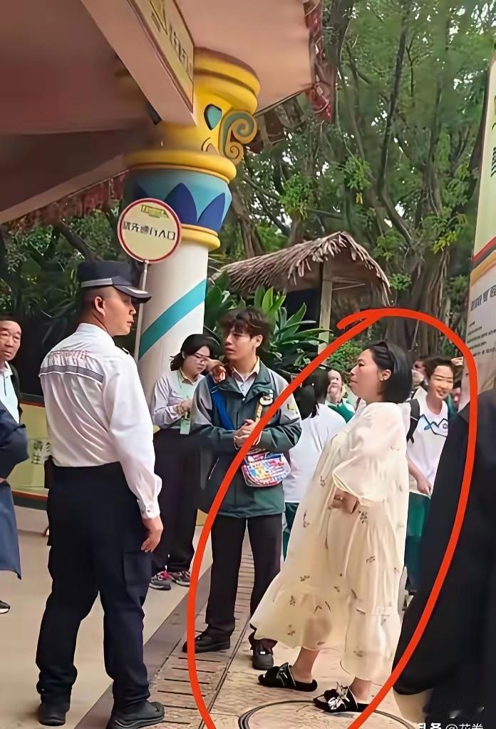 女子大闹广州长隆野生动物园，就是因为动物园不让她带小狗，知道她把狗当儿子养，