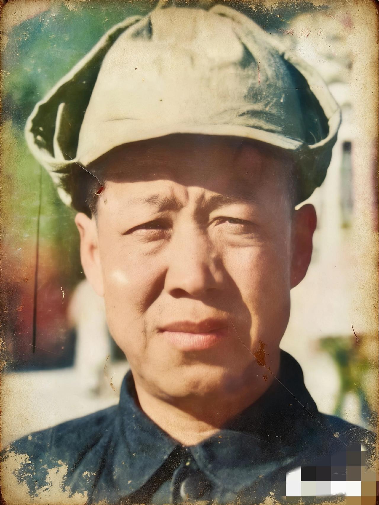 1948年，董汉山于锦州被俘之际，留下了这一张罕见的留影。镜头里的他状态颓靡，整