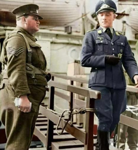 1941年10月6日，当这名被俘的德军飞行员从医疗船上走下时，竟用一种蔑视的表情