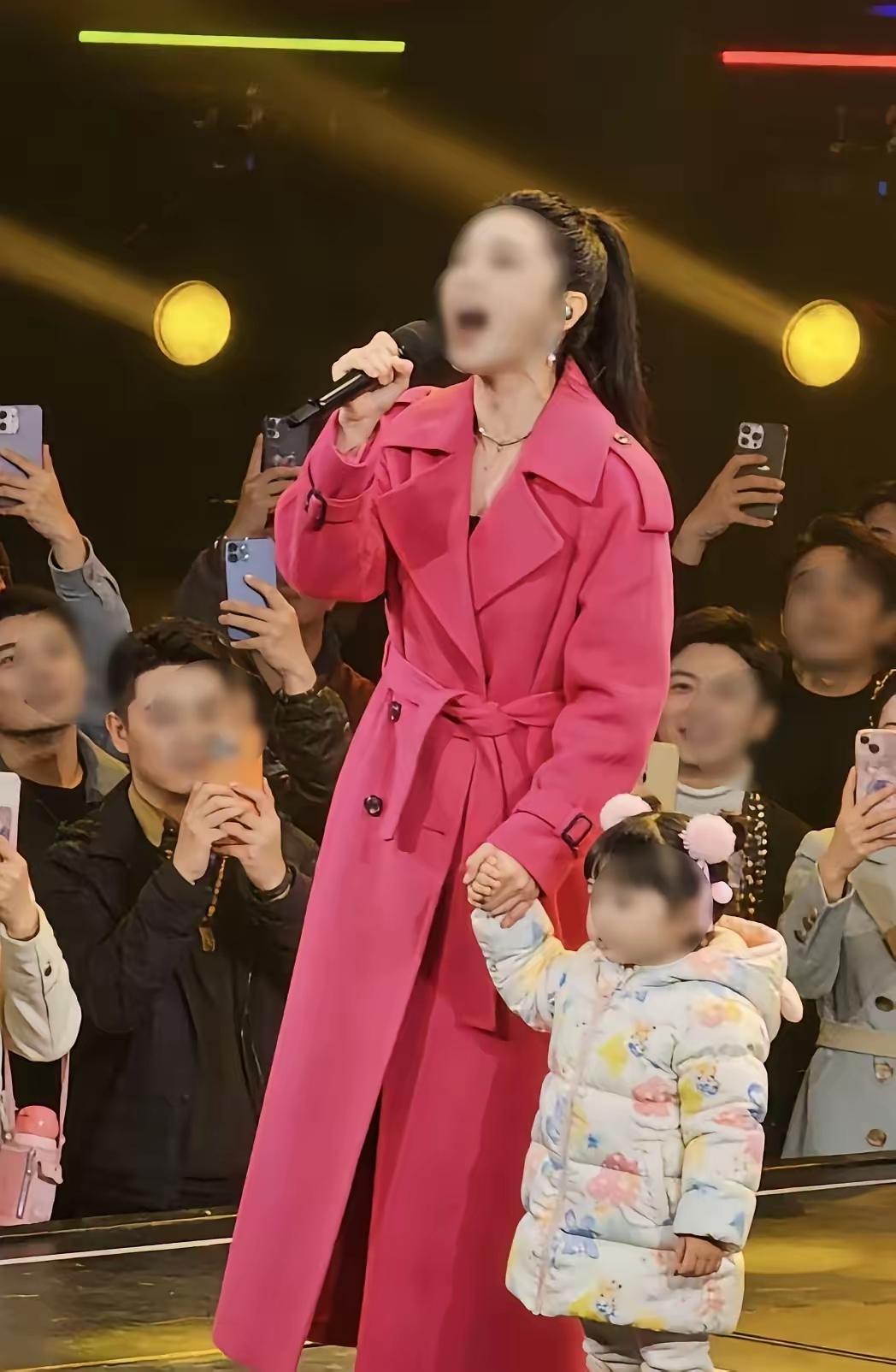 一位离异女子带着两岁女儿上台相亲，自称没什么要求，唯一条件就是想找个真心想成家的