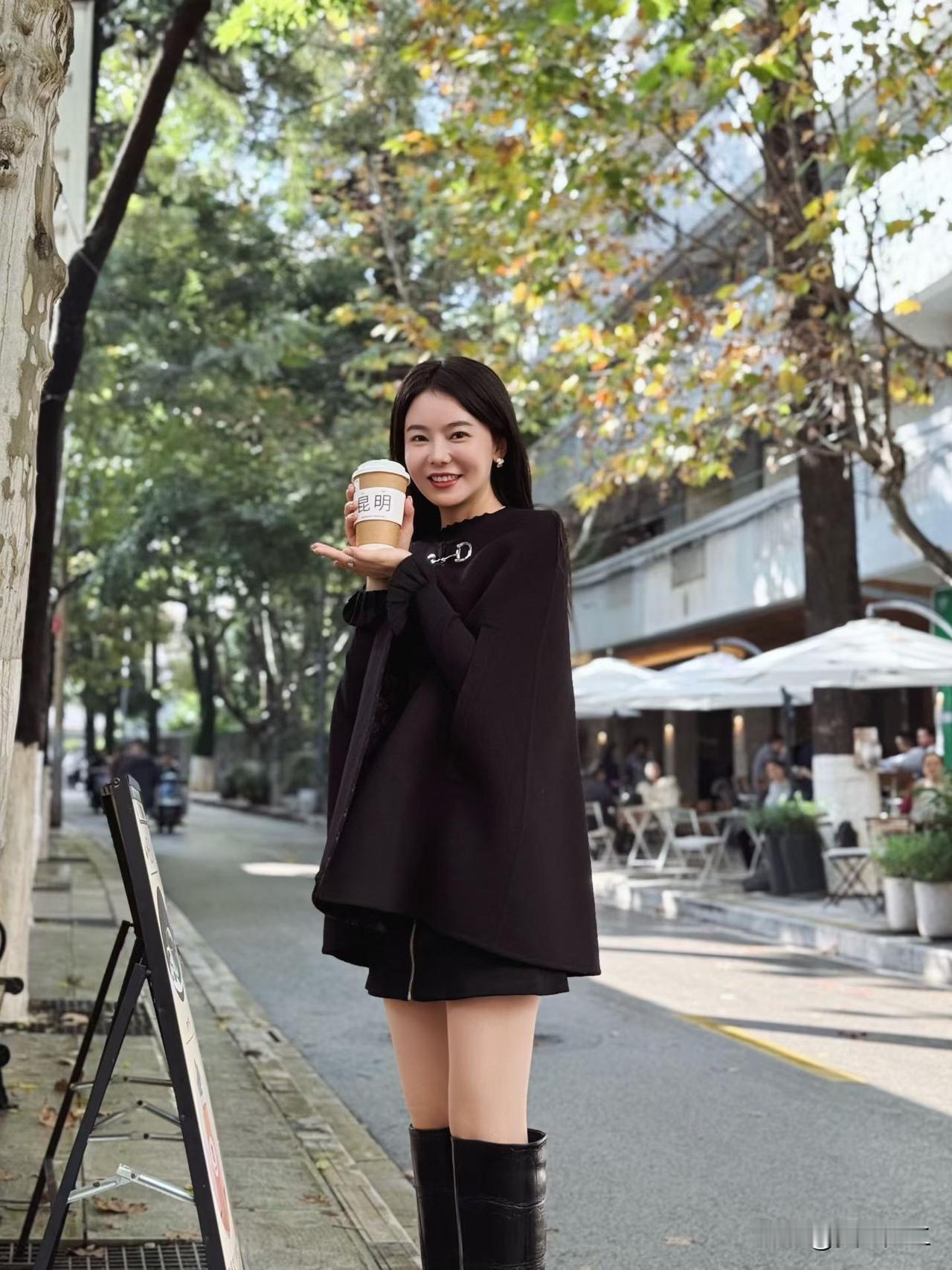 秋日午后，手捧咖啡，漫步在绿荫小道上。