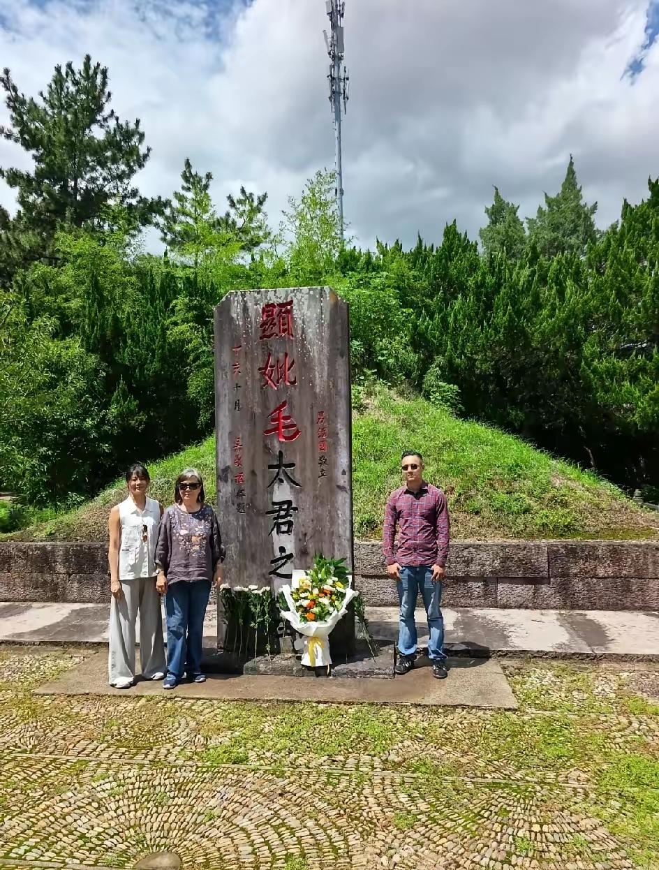蒋友青这次估计心里挺复杂。他怎么也不会想到，36岁这年，会陪着母亲蒋方智怡回