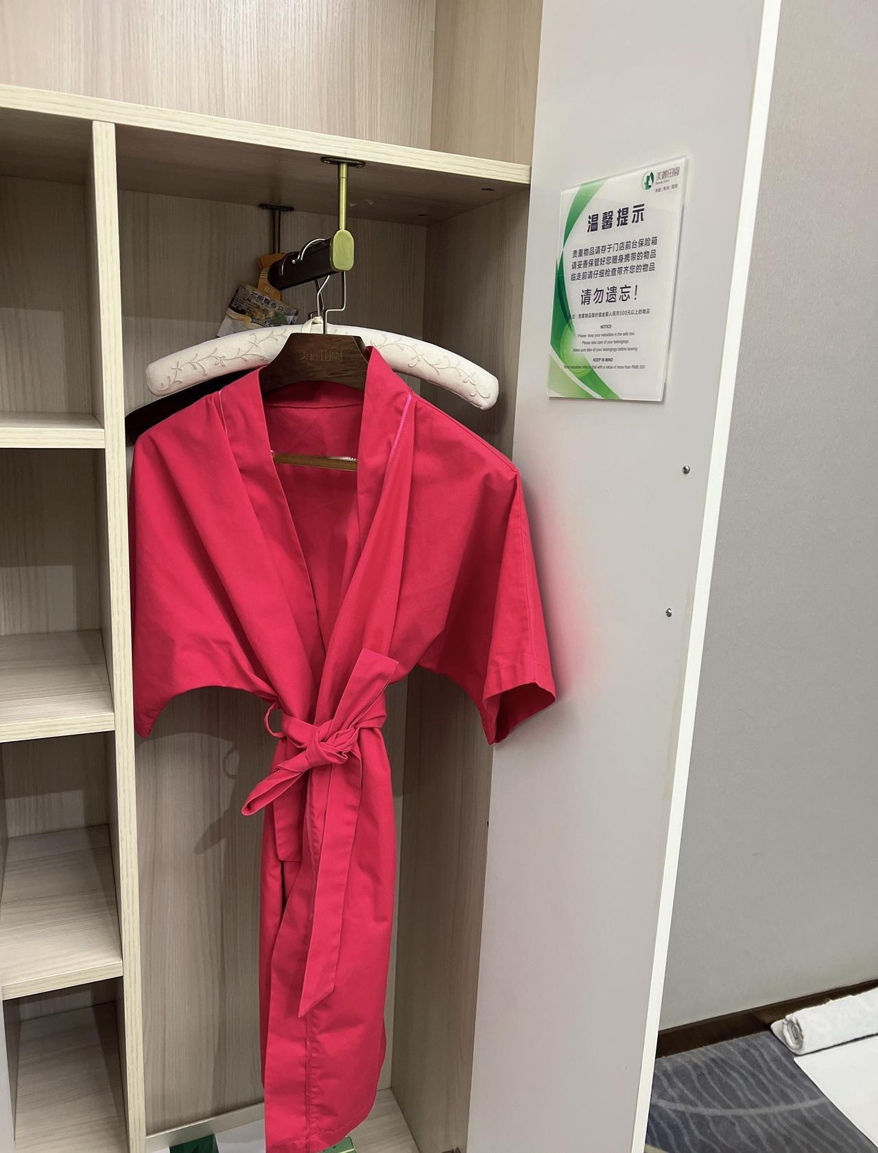 店内的装修风格优雅大气，灯光柔和，营造出一种非常放松的氛围。美容老师们都非常专业