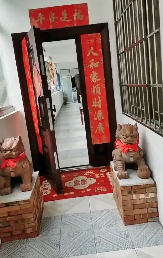 太过分了，这碍着谁的事了，我在自己家门口还不行