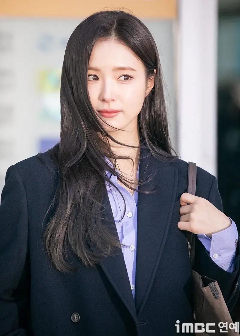 申世景穿黑色西装简直美炸了！不愧是男人心中的绝美女神。想象一下，那娇容如同月中仙