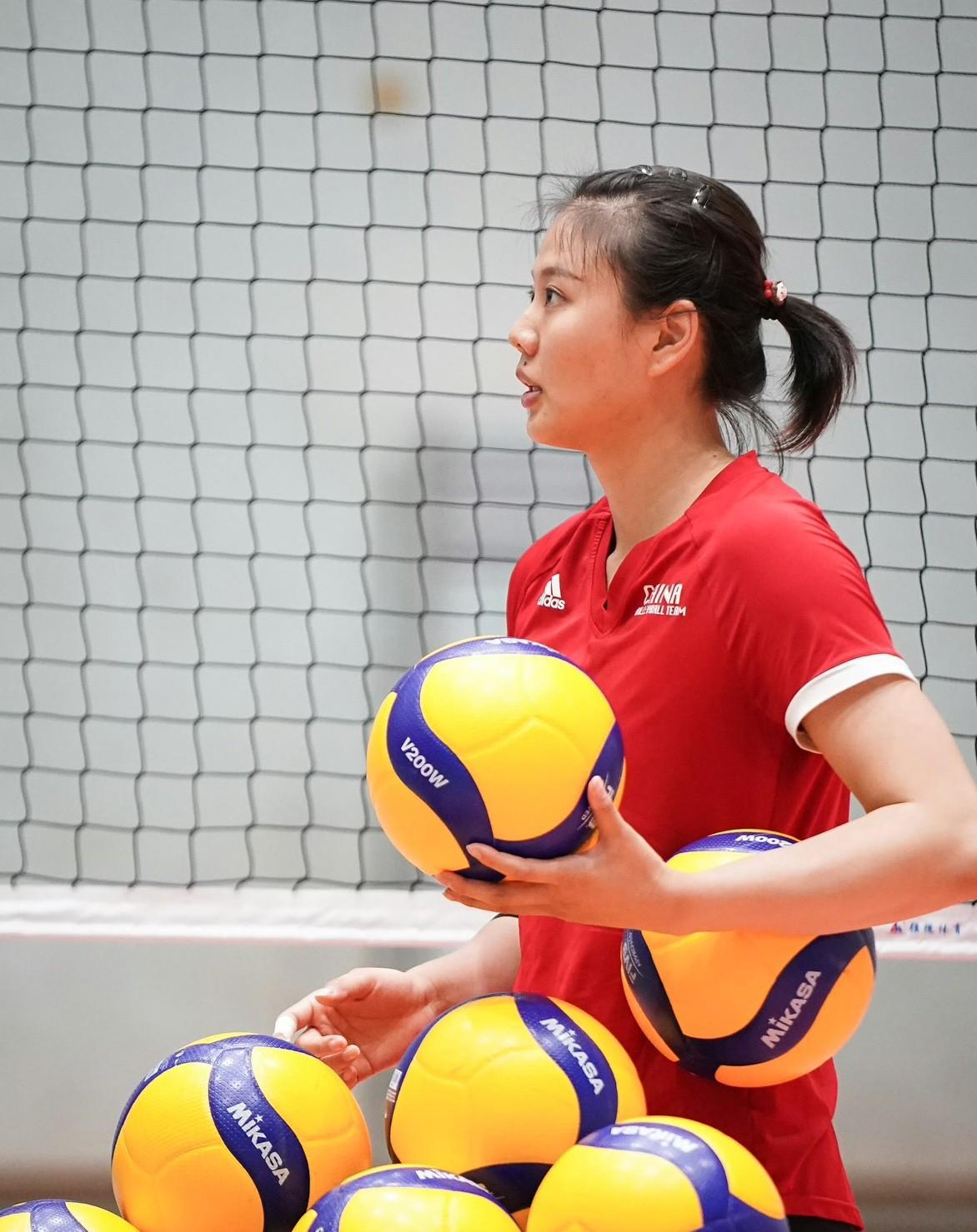 女排赢得“惊”又“险”。先看比分：22-25、26-24、25-10、25