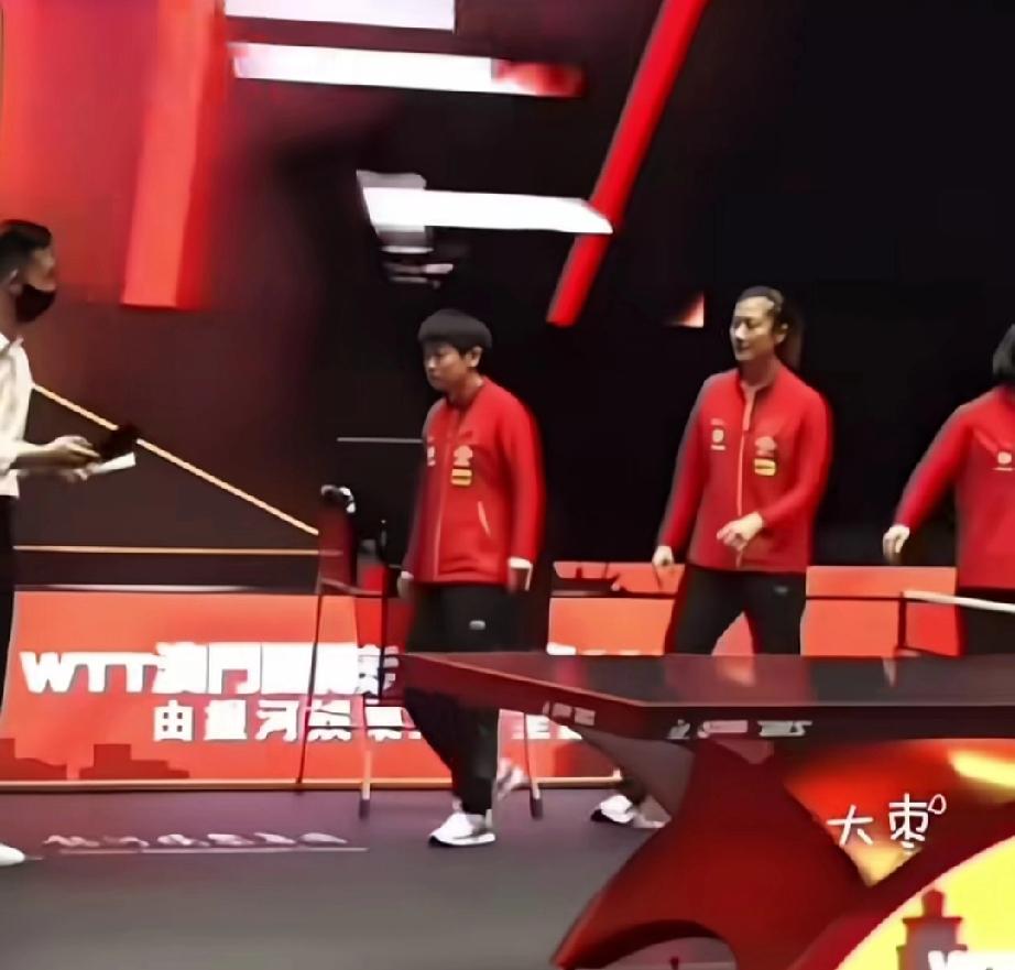 别人光明正大的走，这个是光明正大的看。谁有莎莎这么明目张胆。莎莎带头，后面跟