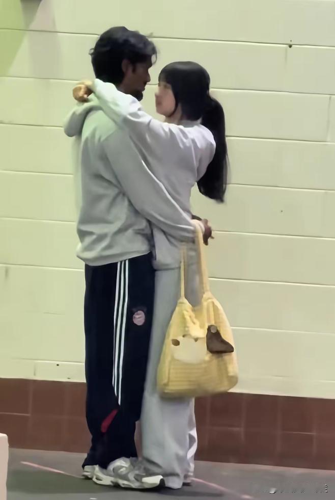 这是谁家的姑娘？咋找了一个外国男朋友？看肤色还是一个印度男人？真是让人很无