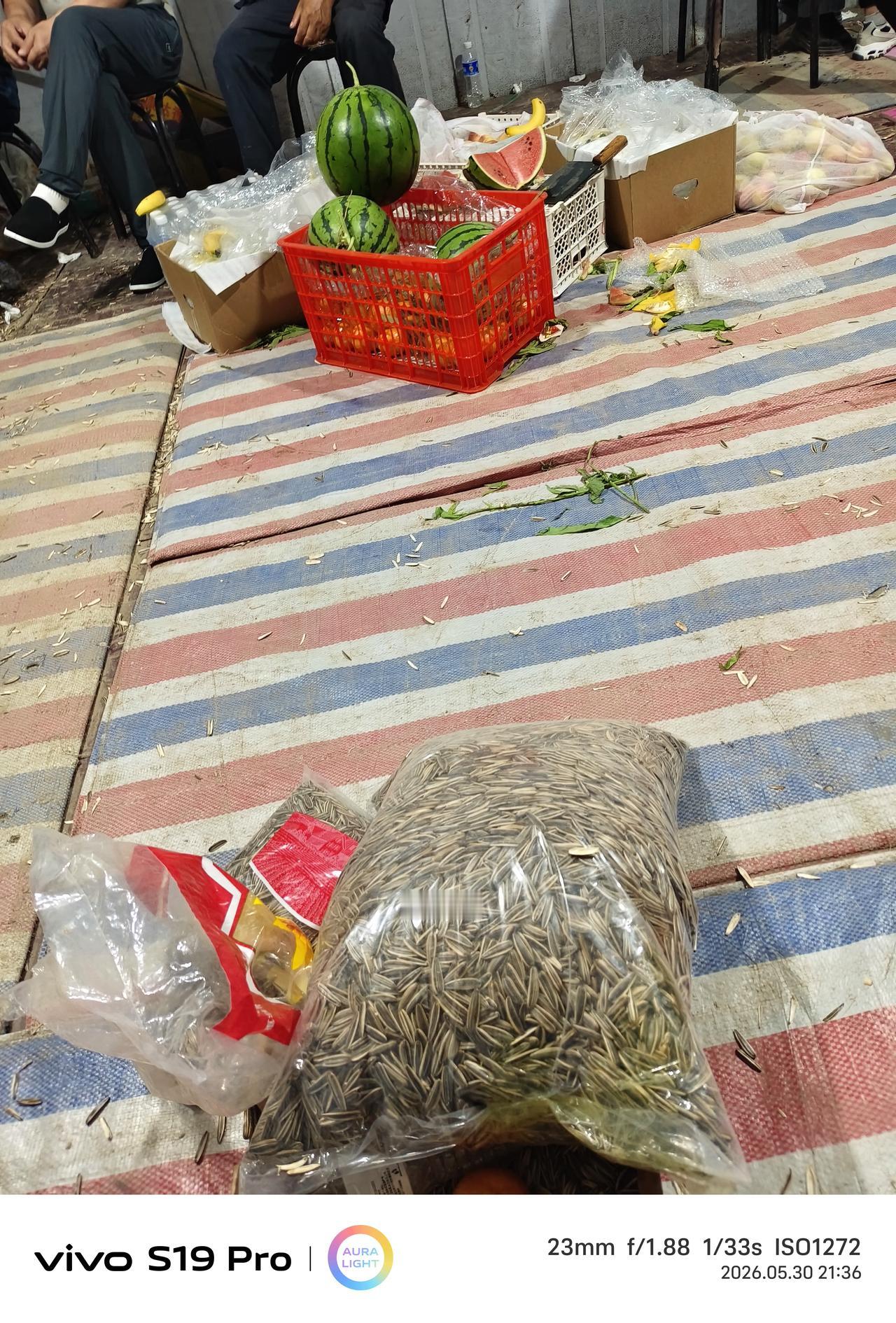 村里有红白喜事最开心的莫过于三蛋，按他自己的话说比过年还开心……红白事上有水果，