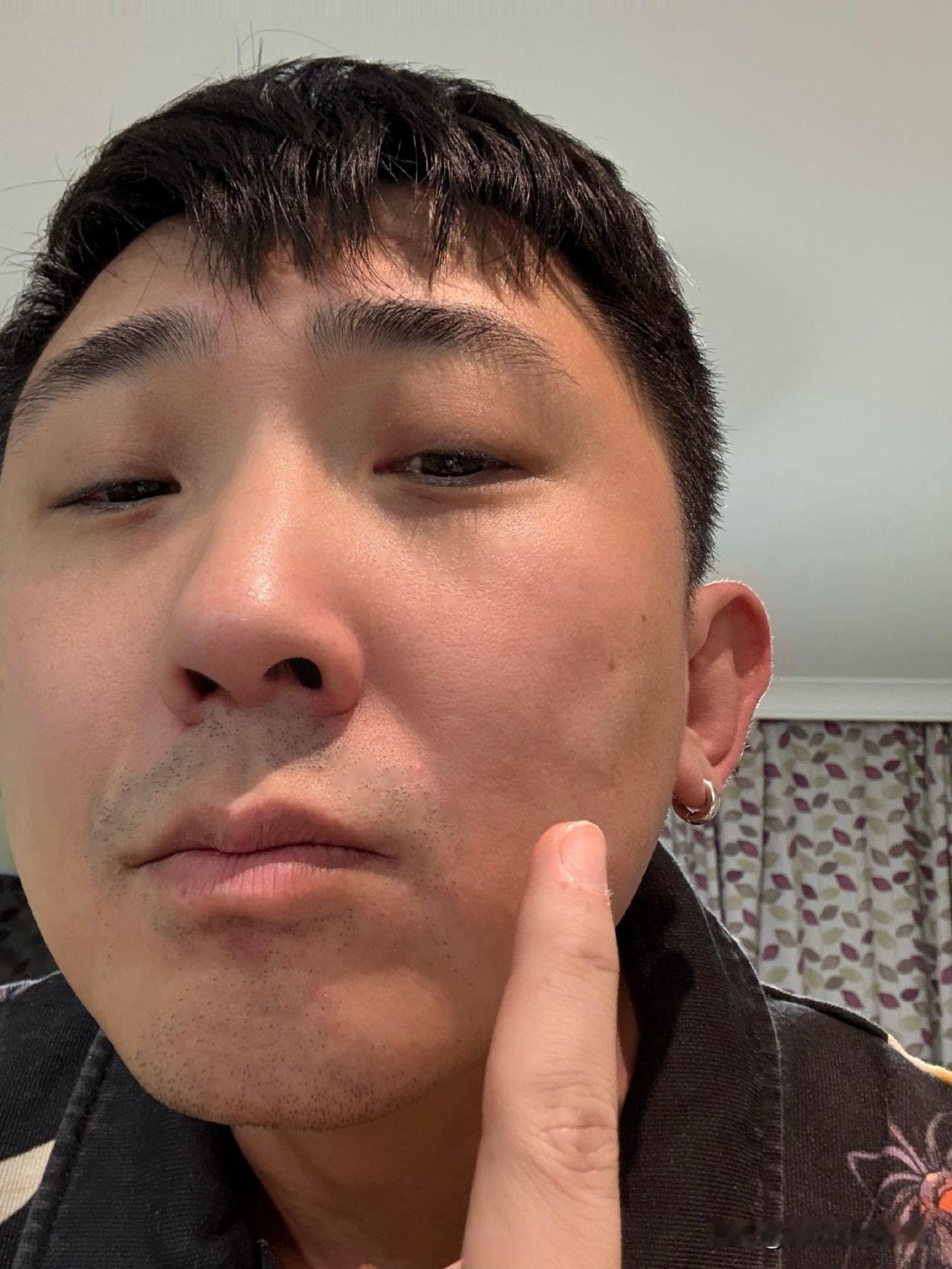 郭德纲徒弟国外当街被打，简直无法无天！昨日，德云社演员尚九熙，英国伦敦天使街