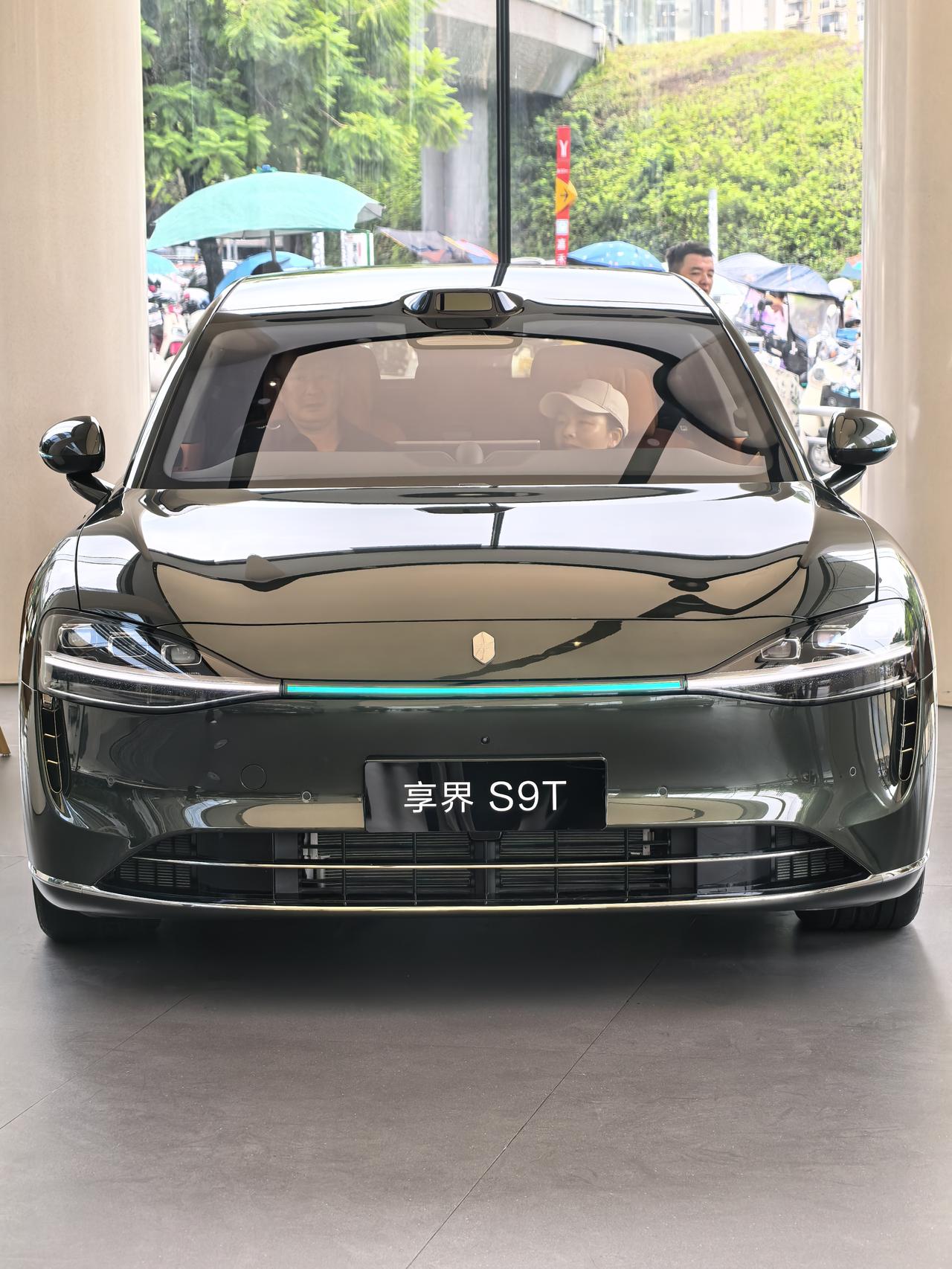 在华为店买了款MatePadmini顺便看了下享界S9T，这是我第一次看到实车