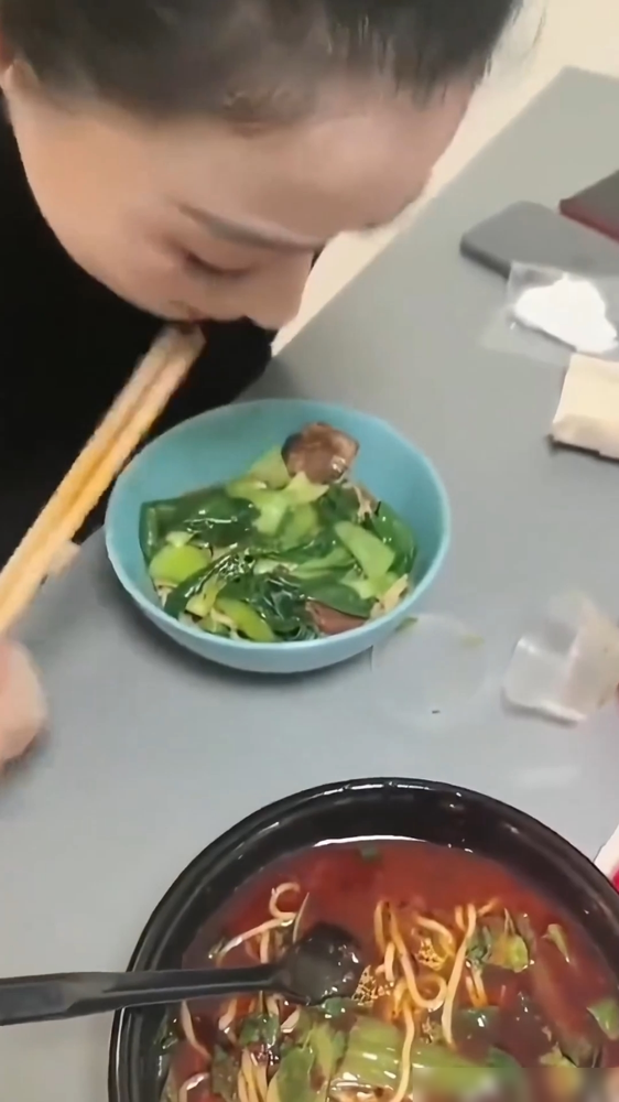 蒋欣把青菜一片片盖在面上，以为能糊弄过去。旁边工作人员眼睛都不眨，直接点出：面太多了，吃菜。她立马改