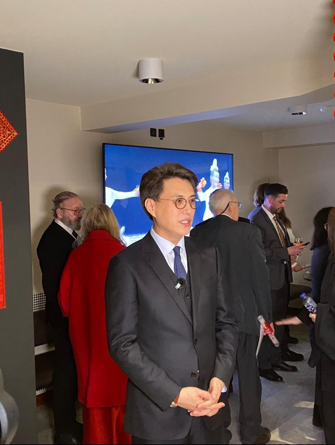 2026年2月10日，正值农历小年，斯德哥尔摩的市政厅内灯火通明。靳东身着深色西