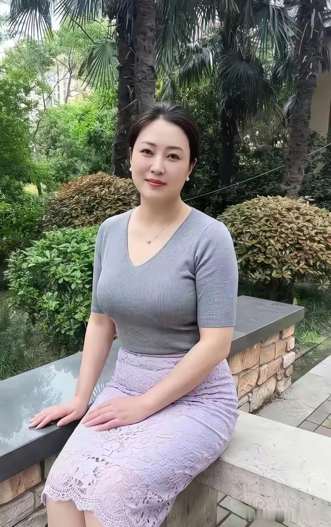 卜算子·园隅小坐翠木绕亭台，风软清阴覆。浅灰轻衫衬紫裙，蕾丝柔纹透。浅
