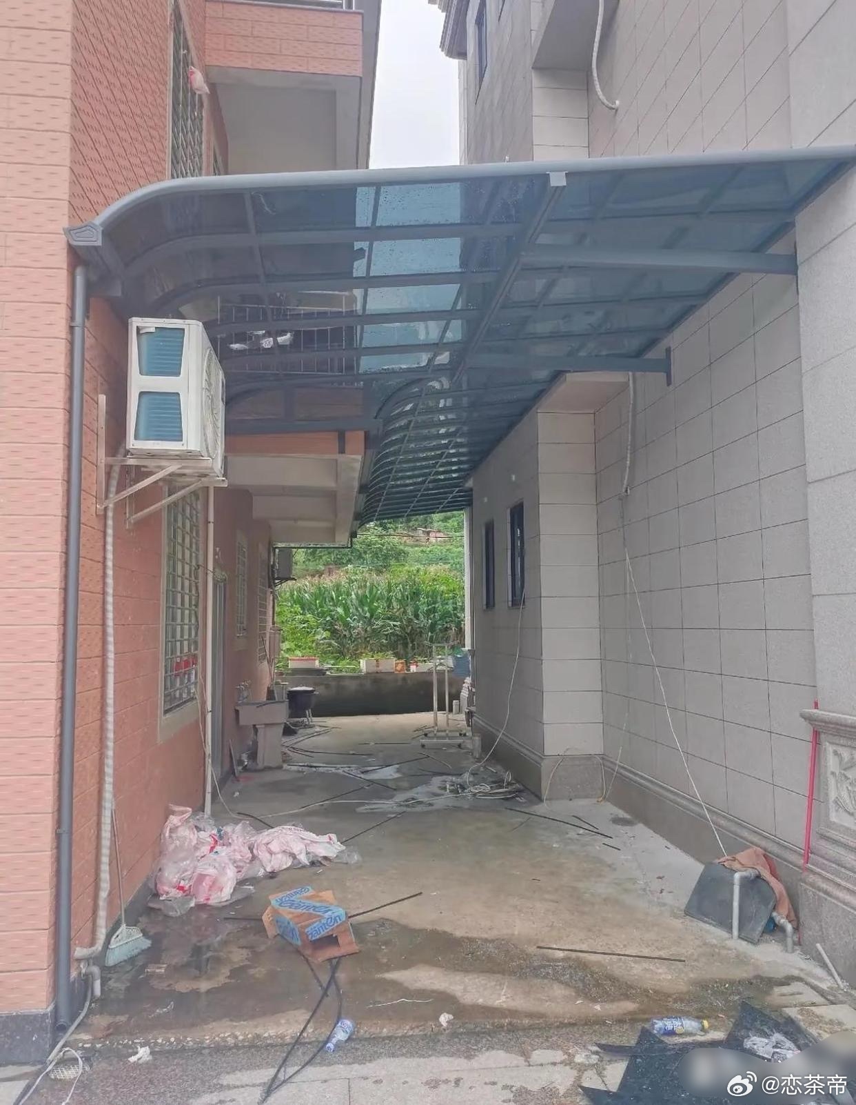 装这个雨棚，邻居是怎么同意的？