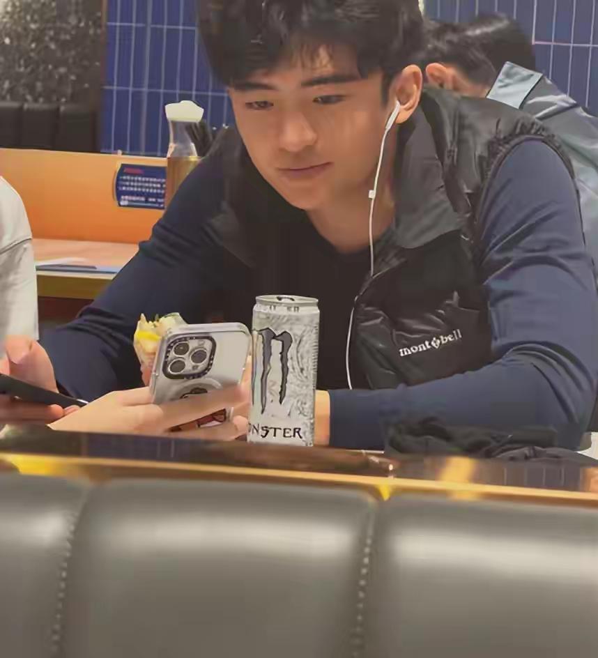 谢霆锋张柏芝长子深圳滑雪偶遇！18岁颜值开挂，学霸属性藏不住谢霆锋与张柏芝