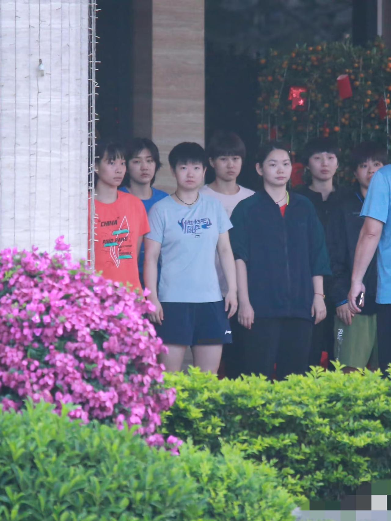 早起的娃心情都不好。看看一群国乒队员在一起，没一个笑脸，莎莎变成严肃莎，但好可