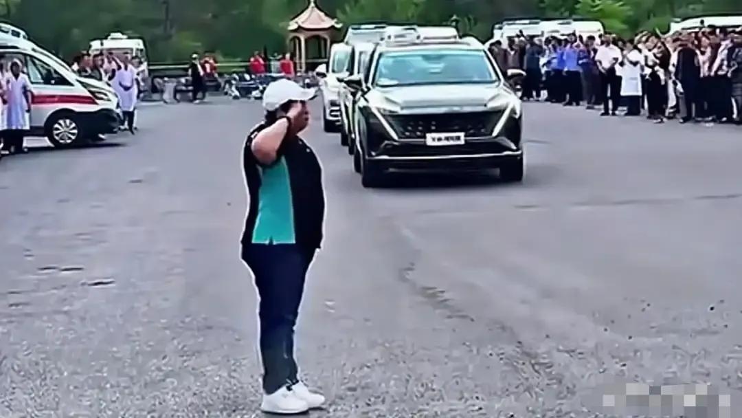 她两脚一顿，我心头一震。不是共振，是质疑。韩红早就脱离军籍，虽说还有原来的习
