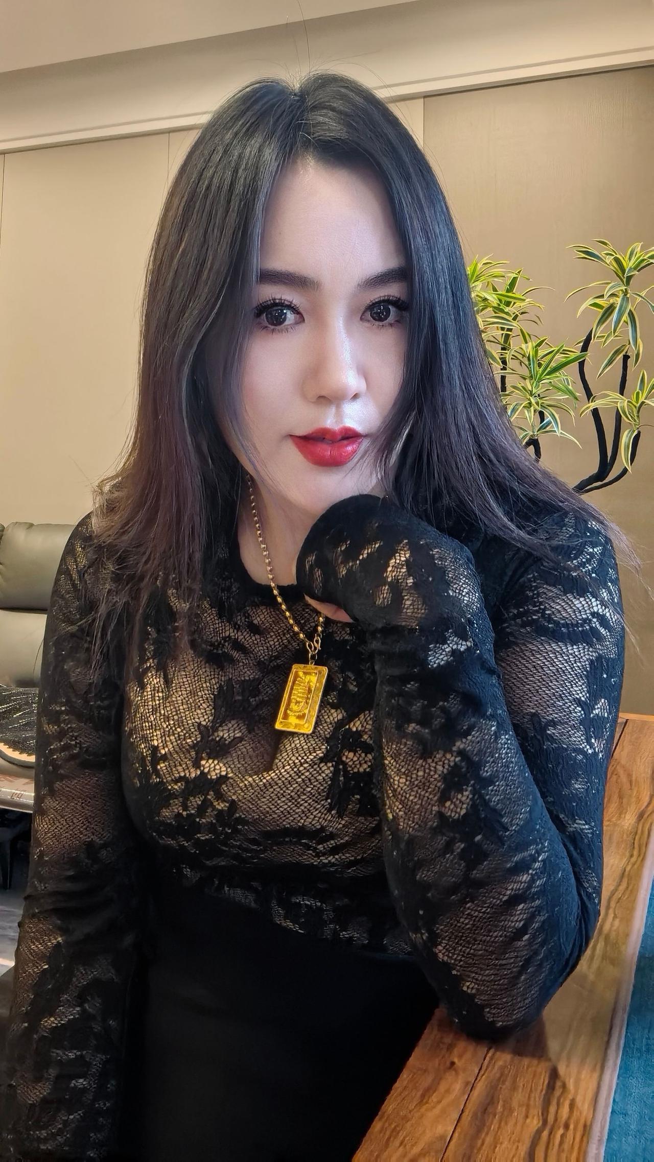 这姑娘穿得真有个性，好酷！