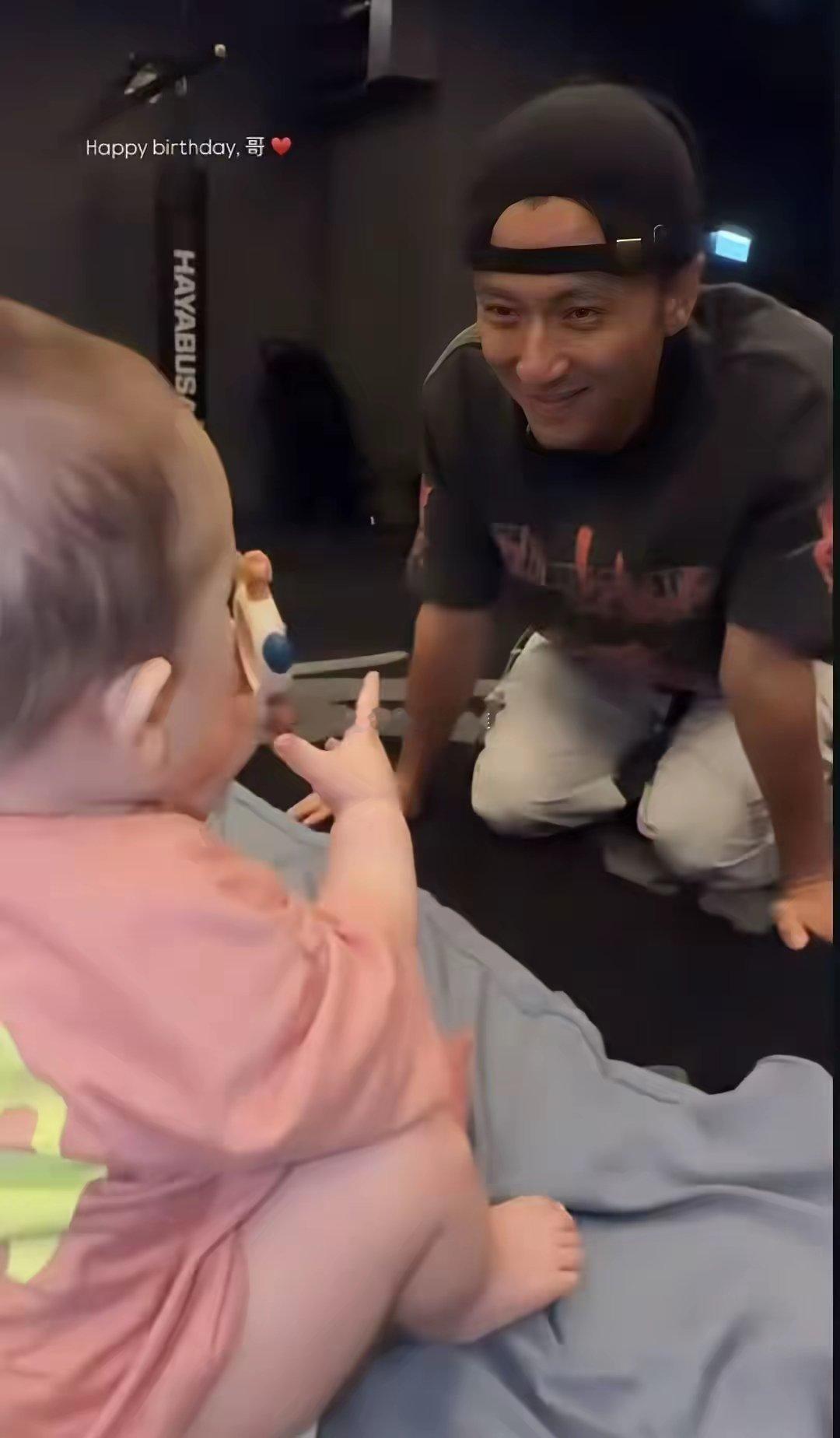 谢婷婷为46岁谢霆锋庆生晒儿子与舅舅互动视频，谢霆锋一脸慈爱​​​