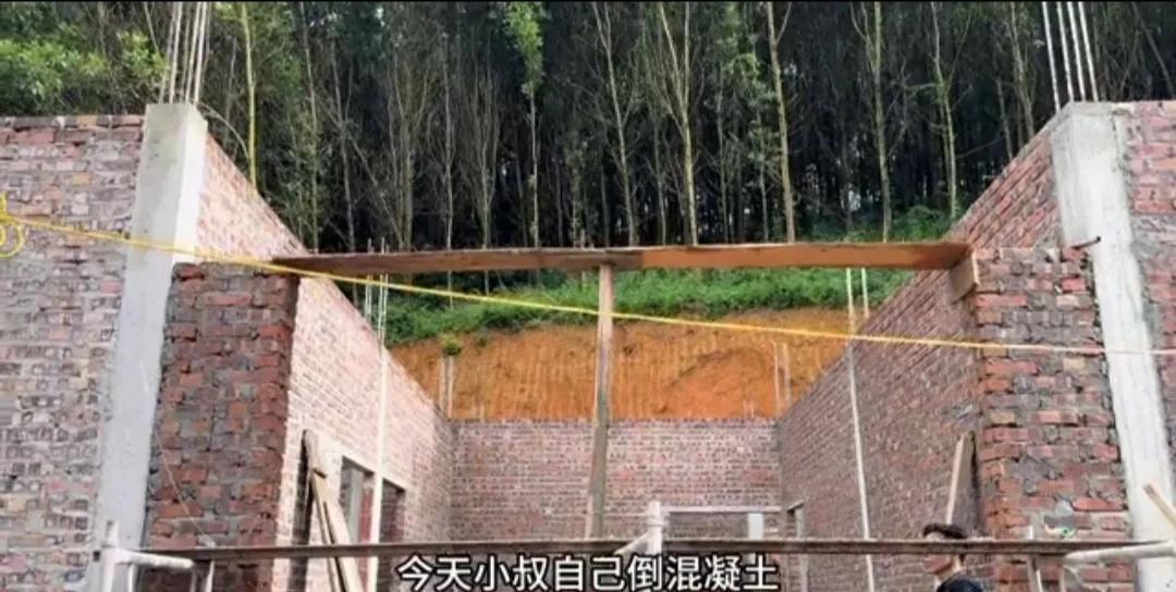 见过一个人砌砖、建房、封顶的吗？小松直播间就有，小叔当大工砌砖，小婶当小工提灰