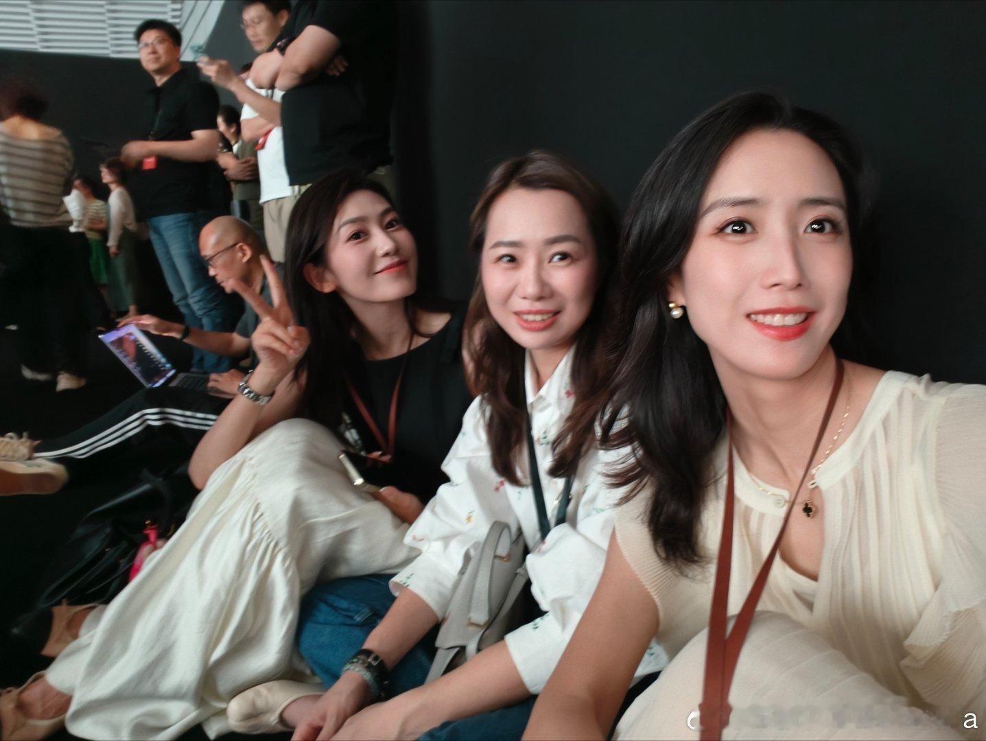 今天发布会是坐地上听的[大笑]极氪9X真的很帅[思考]​​​