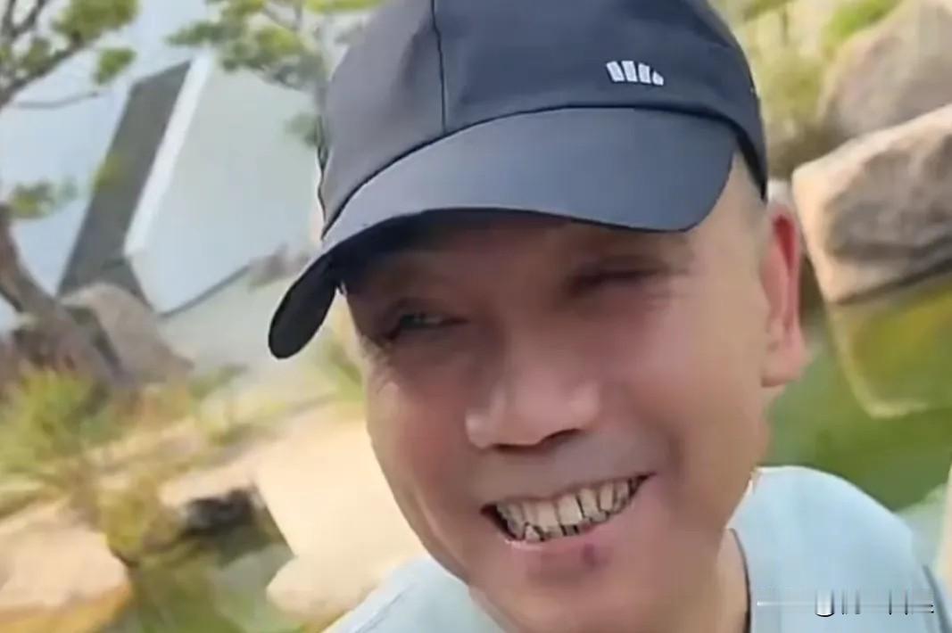 相声演员杨议带网友参观山里别墅和博物馆！杨议一开口就是：我自己种了12000棵树