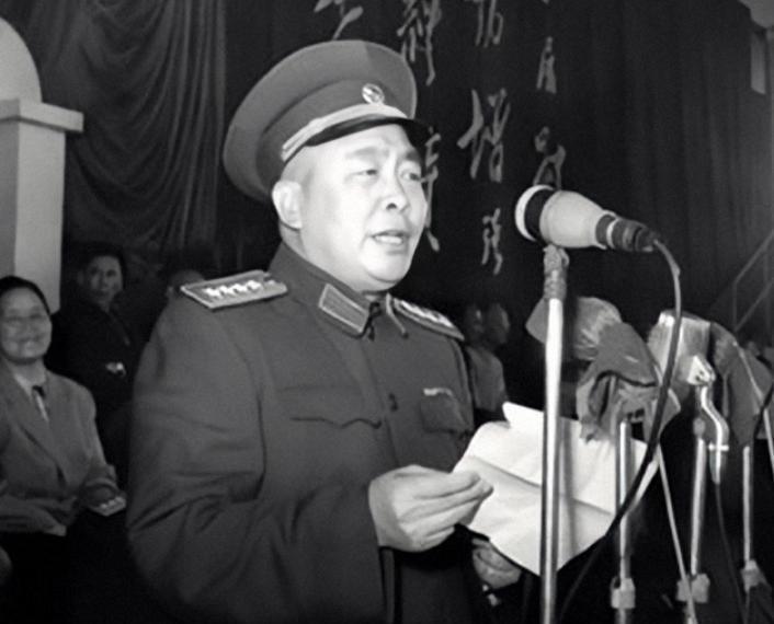 谭政台上作报告，台下12个纵队政委大气不敢出，赖传珠：怕被点名革命那时候，真是