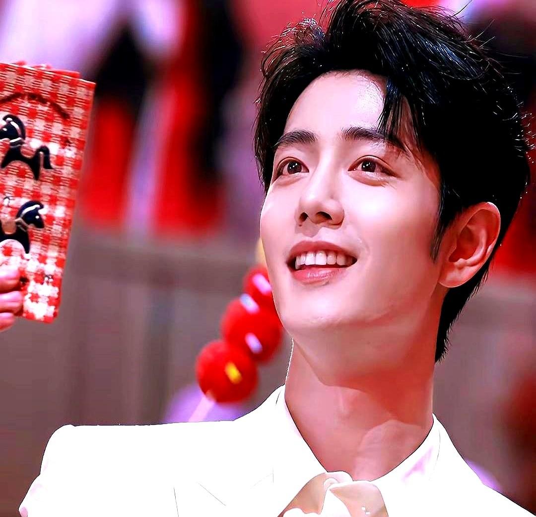 圈里人都削尖了脑袋往导演、制片人那桌挤。肖战反着来。他在《小城良方》剧组，自